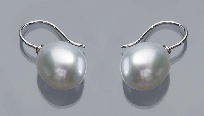 Paar Perlen-Ohrhänger.