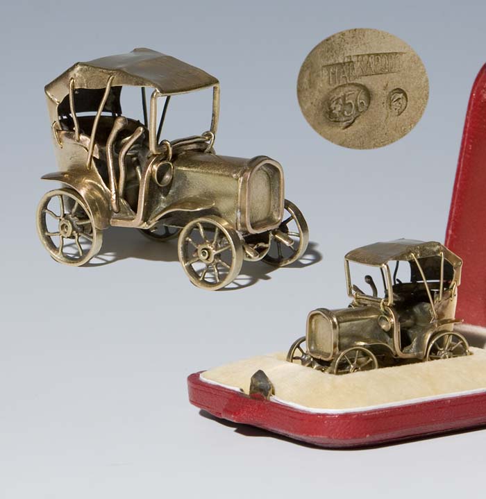 Russischer Gold-Miniatur-Oldtimer.