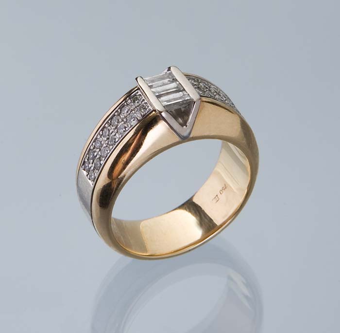 Schwerer Diamant-Ring.