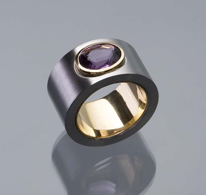 Schwerer Amethyst-Bandring.