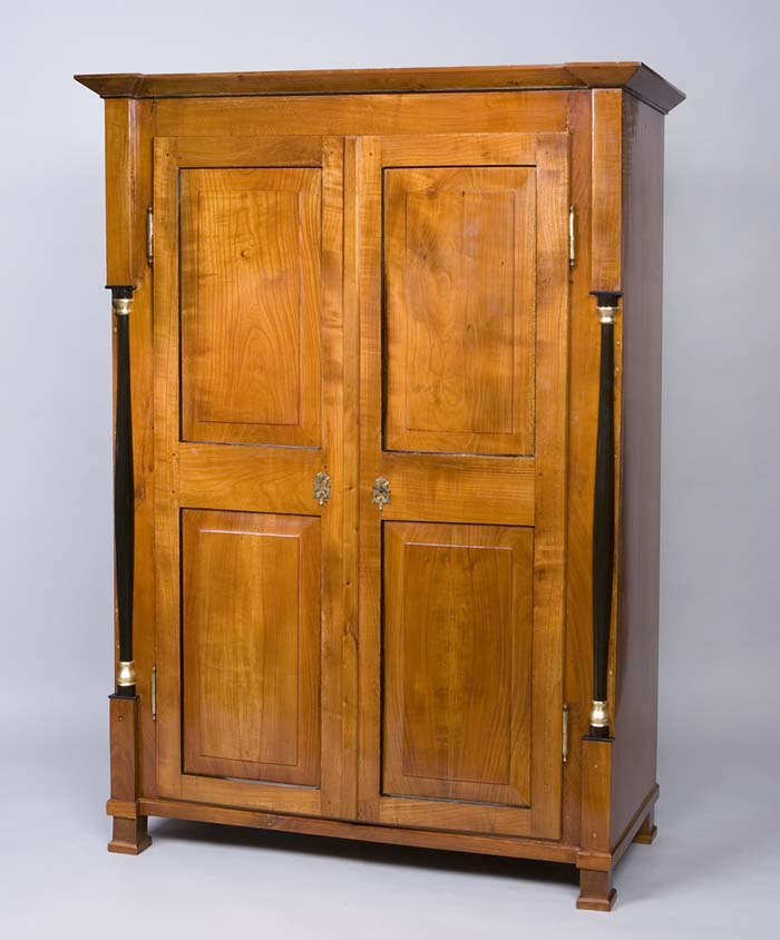 Biedermeier-Dielenschrank.