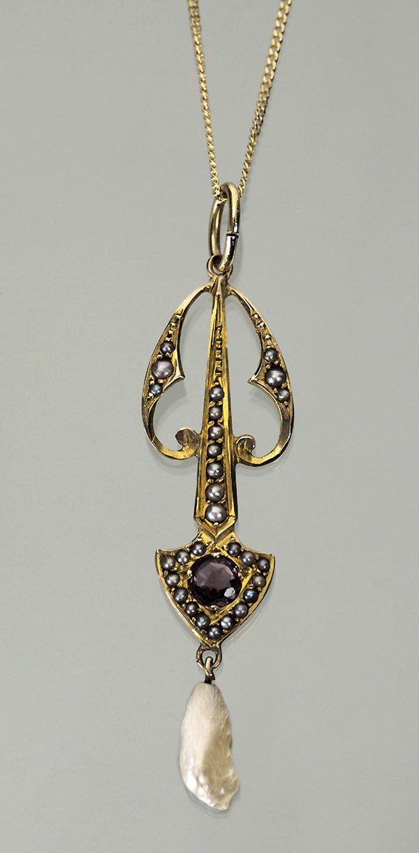 Jugendstil-Anhänger.