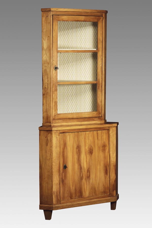 Biedermeier-Eckschrank.