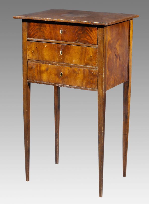 Biedermeier-Pfeilerschränkchen.