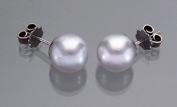 Paar Perlen-Ohrstecker.
