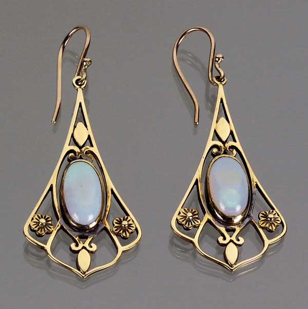Paar Opal-Ohrringe.