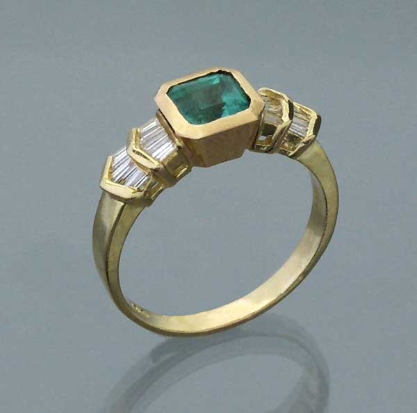 Smaragd-Diamant-Ring.