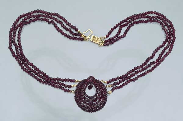 Granat-Collier.