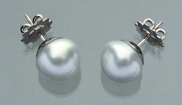 Paar Perlen-Ohrstecker.
