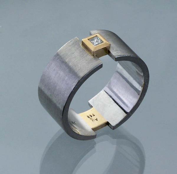 Schwerer Platin-Diamant-Ring.