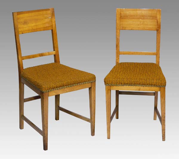 Paar Stühle.