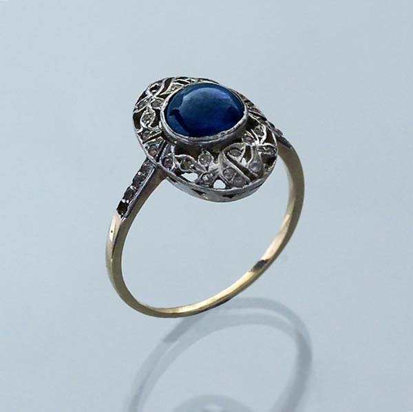 Saphir-Cabochon-Ring.