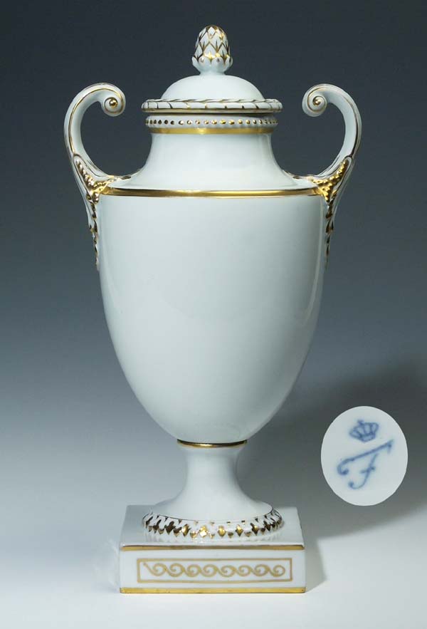 Louis XVI-Deckelvase.