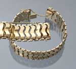 Breites Gold-Armband.