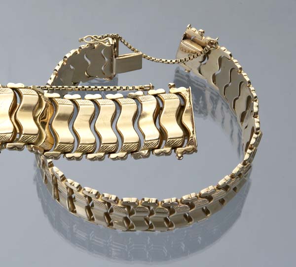 Breites Gold-Armband.