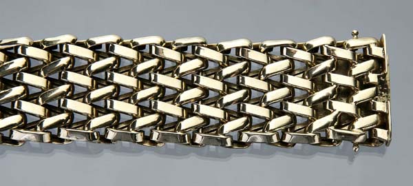 Breites Gold-Armband.