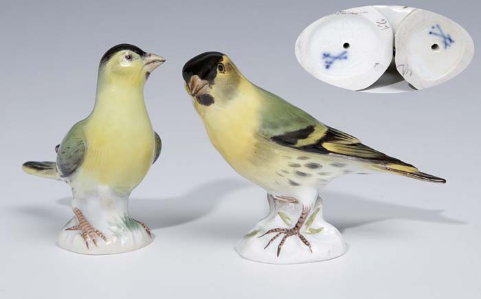 Paar kleine Tierfiguren.