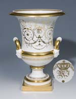 Kratervase mit bekröntem Goldmonogramm