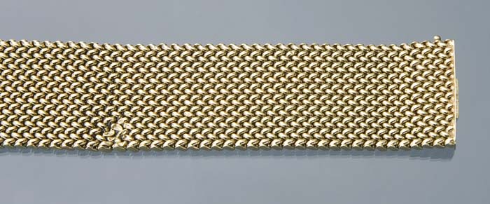 Breites Gold-Armband.