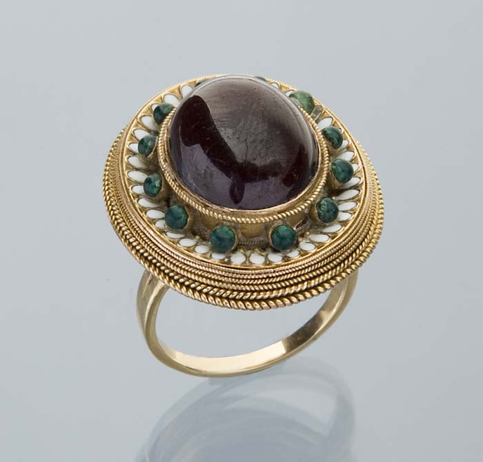 Großer Cabochon-Ring.