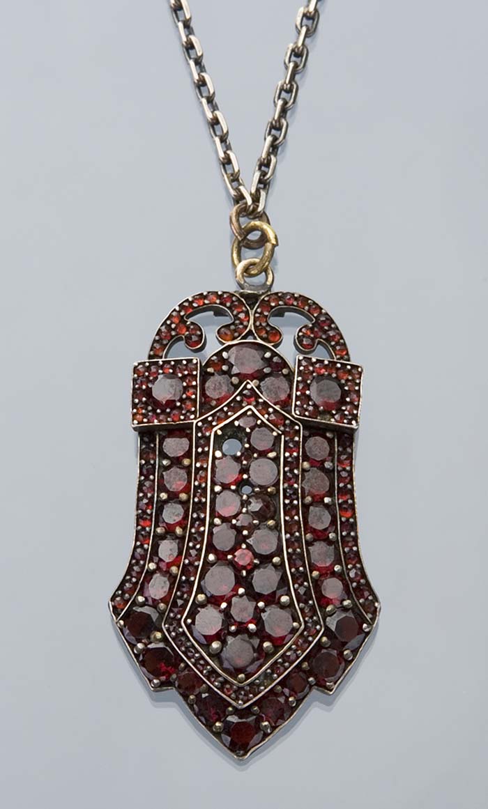 Jugendstil-Granat-Anhänger, Kette.