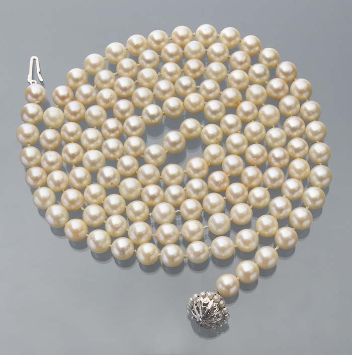 Langes Perlen-Collier.
