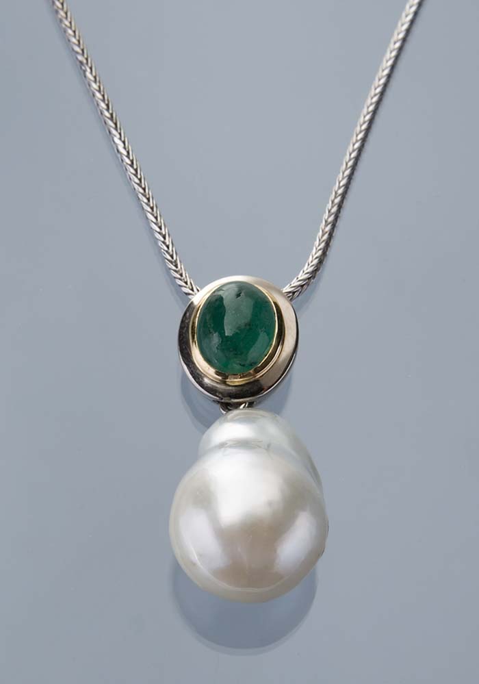Smaragd-Perlen-Collier.