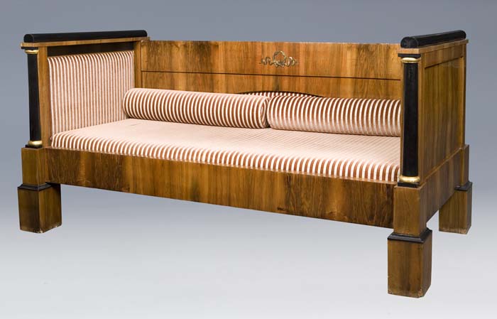 Monumentales Biedermeier-Bettsofa.