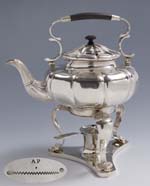 Biedermeier-Teekessel mit Rechaud.