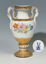 Schlangenhenkelvase.