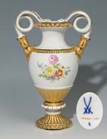 Schlangenhenkelvase.