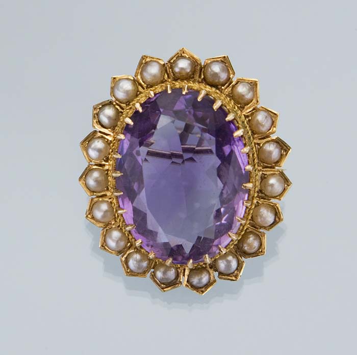 Amethyst-Perlchen-Brosche.