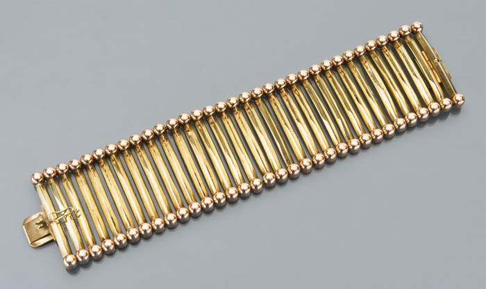 Breites Gold-Armband.
