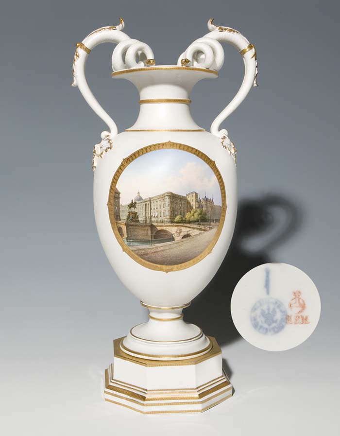 Ansichten-Schlangenhenkelvase.